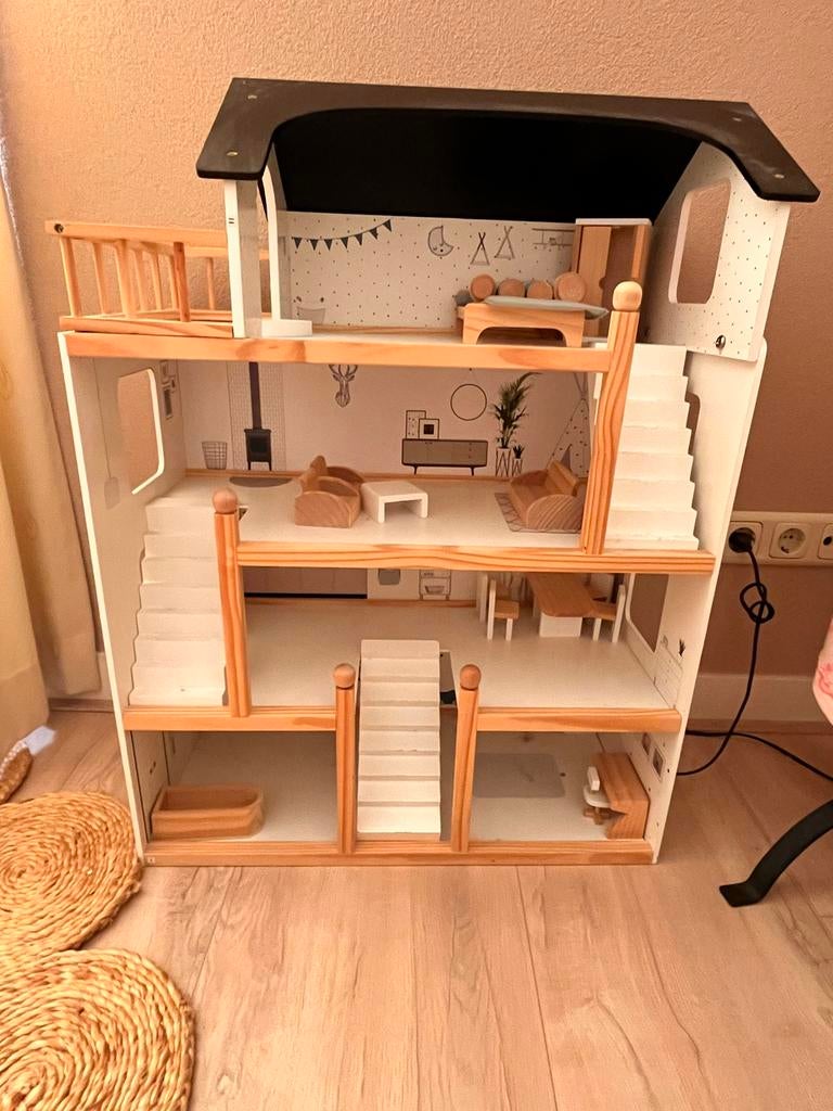 Groot houten poppenhuis met meubels van petit amelie, Ophalen, Zo goed als nieuw, Poppenhuis