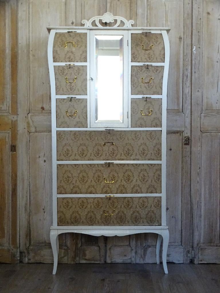 Oude ladenkast met stoffen lades, Ophalen
