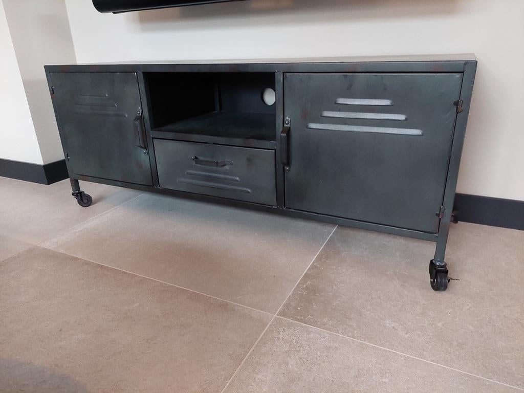 Stoer en industrieel tv-meubel op wieltjes, Ophalen, 100 tot 150 cm, Zo goed als nieuw, Minder dan 100 cm