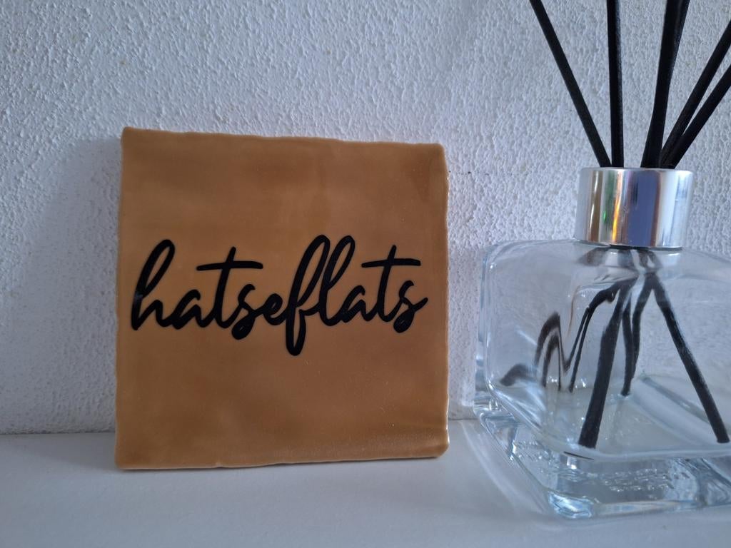 Tegel met spreuk Hatseflats, Ophalen of Verzenden, Nieuw