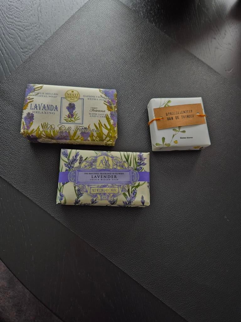 Heerlijke stukken zeep lavendel en goudsbloem, Ophalen of Verzenden, Nieuw, Bad & Douche