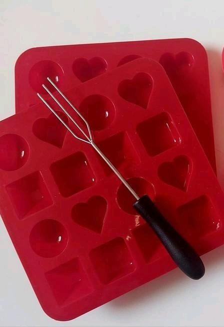 2 Bonbonvormen 🍬 + Vork + 🍫 Chocolade receptenboek, Ophalen of Verzenden, Nieuw, Taarten of Cupcakes, Bakvorm