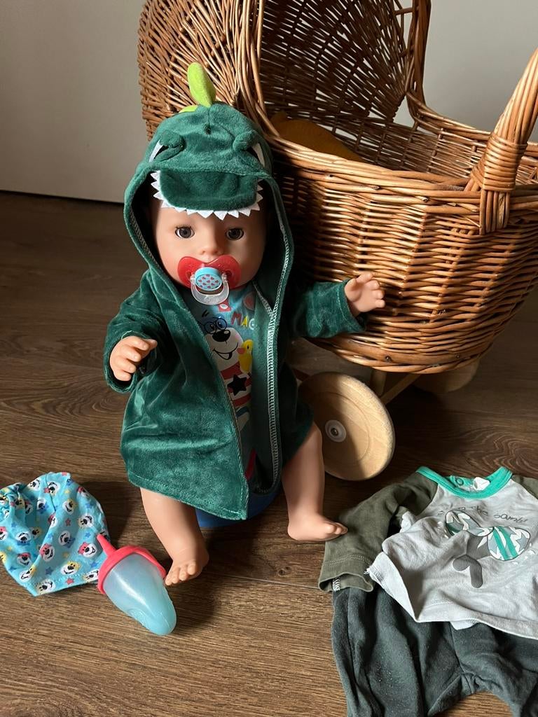 Baby Born Magic Boy pop jongen met rieten kinderwagen, Kinderen en Baby's, Speelgoed | Poppen, Ophalen, Zo goed als nieuw, Babypop