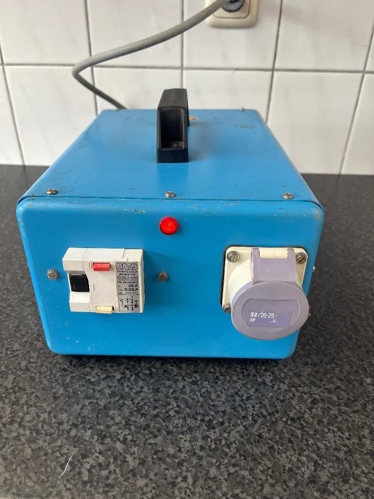 Zware voeding trafo 28 volt . Dubbel trafo . Weegt 16 kilo ., Ophalen of Verzenden, Gebruikt