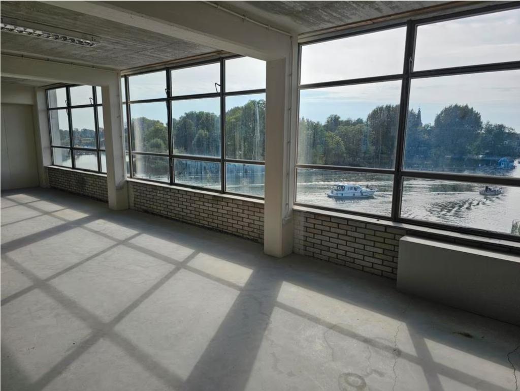 Amsterdam, direct aan het trein/bus station, Zakelijke goederen, Bedrijfs Onroerend goed, 18 m², Huur, Creatieve ruimte