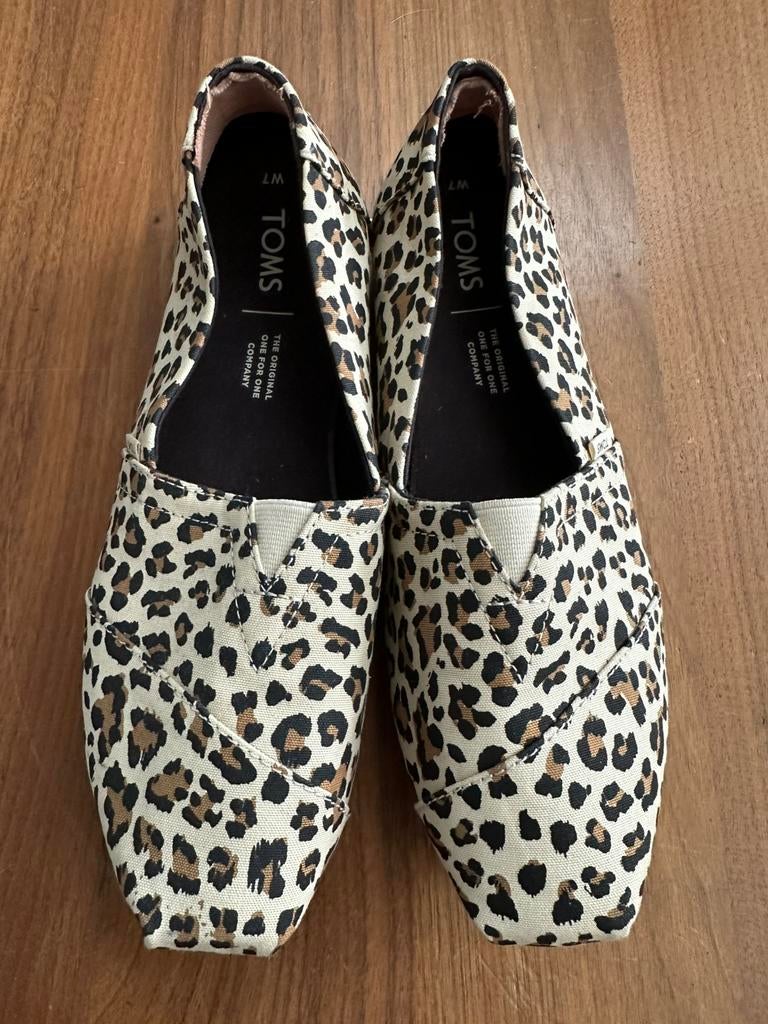 Nieuwe TOMS instapschoenen in een tijgerprint maat 37.5 !!, Ophalen of Verzenden, Nieuw, Bruin