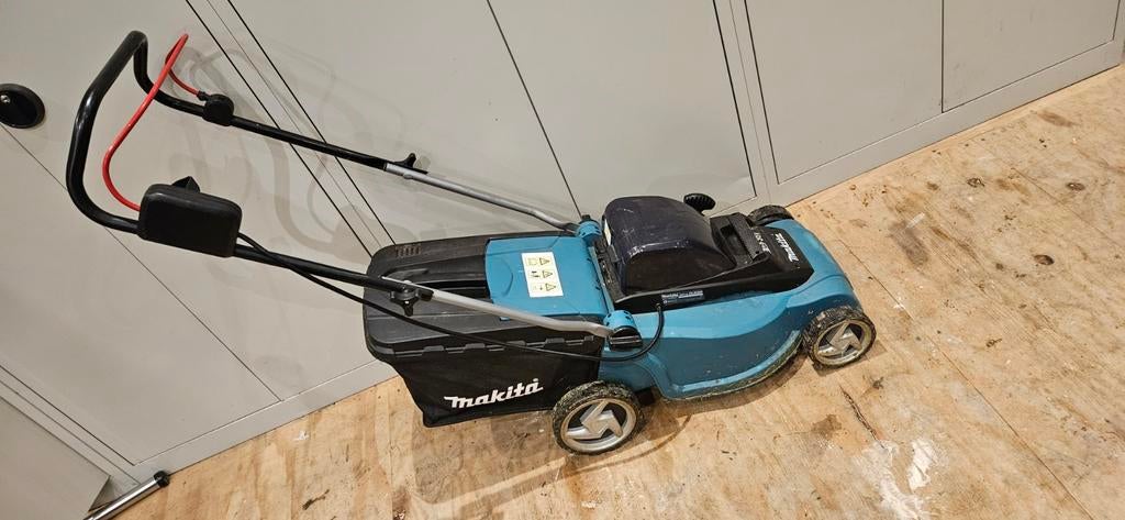 Makita Grasmaaier op accu's 2x 6ah 18v nieuwe accu's, Ophalen of Verzenden, Zo goed als nieuw