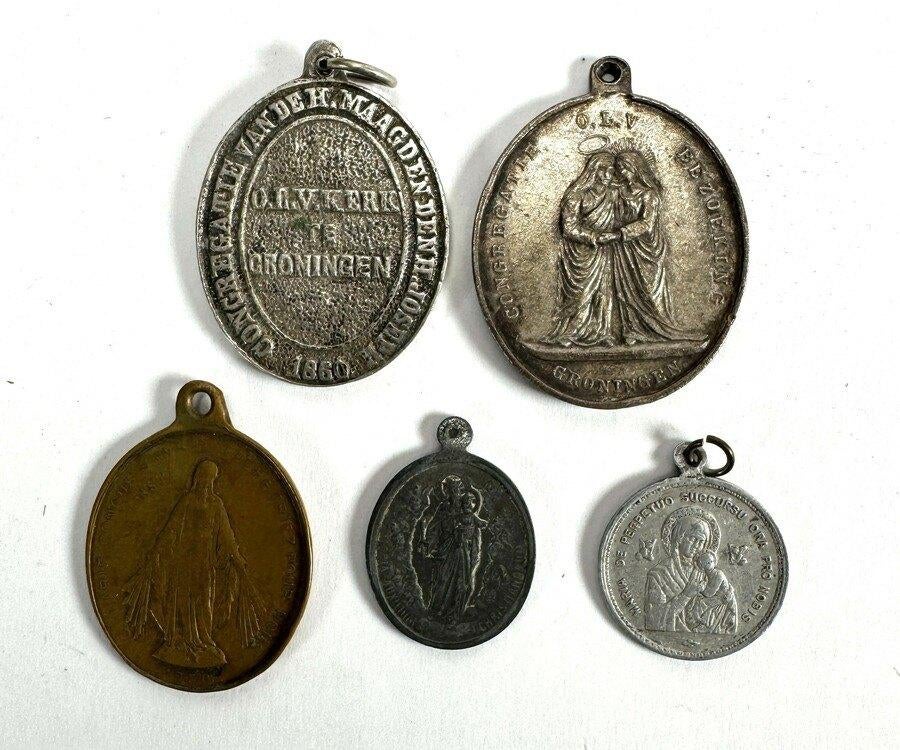 1100. Kistje met lepels, medailles en suikertang, Ophalen of Verzenden