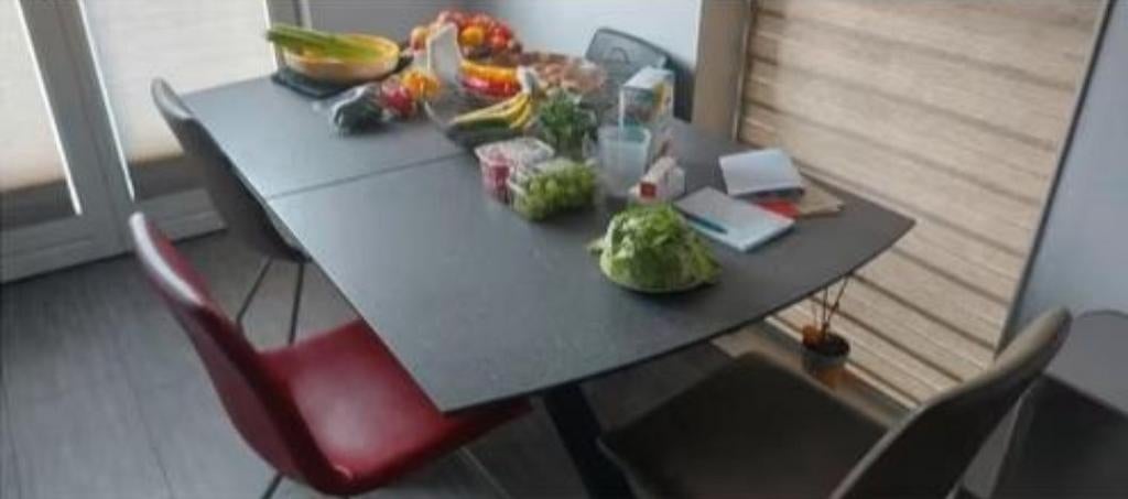 Uitschuifbare eettafel met glazen blad en metalen onderstel, Huis en Inrichting, Tafels | Eettafels, Ophalen of Verzenden, Rechthoekig