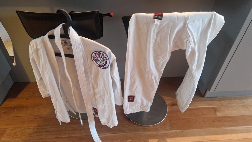 Tang Soo Do/ Vechtsport pak maat 130 met emblemen!, Maat XS of kleiner, Judo, Ophalen of Verzenden, Zo goed als nieuw