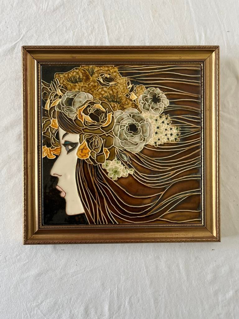 Jugendstil Majolica Tegel met Relief - Vrouw met Bloemen, Ophalen of Verzenden