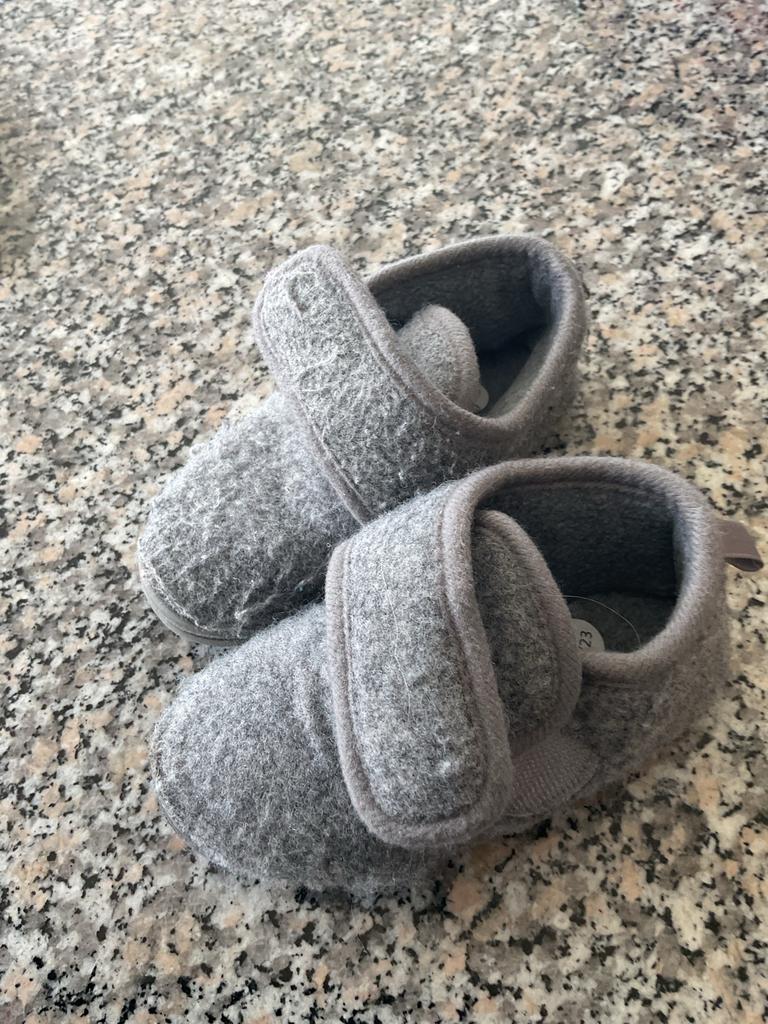 Grijze wollen pantoffels maat 22/23 met klittenband, Gebruikt, Verzenden, Jongen of Meisje, Overige typen
