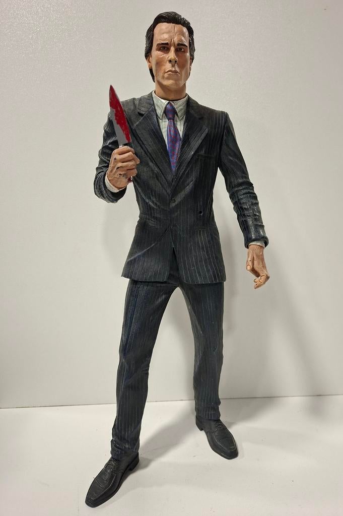 American Psycho-18 INCH NECA FIGURE (MOTION ACTIVATED SOUND), Ophalen of Verzenden