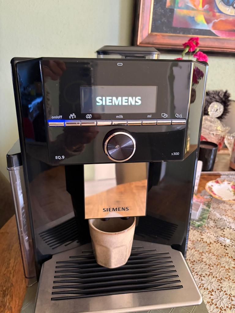 Siemens EQ.9 S300 volautomatische koffiemachine, Afneembaar waterreservoir, Koffiemachine, Zo goed als nieuw, Koffiebonen
