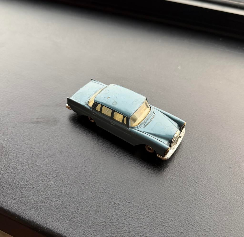 Dinky toys 186 mercedes benz 220 se made in england, Hobby en Vrije tijd, Modelauto's | 1:43, Ophalen of Verzenden, Zo goed als nieuw