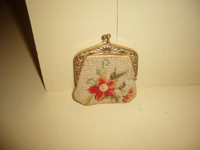 Mie18<> oud  geborduurd portomonee-tje, Verzenden, Gebruikt, Beige, Overige merken