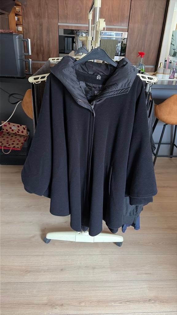 Poncho met mouwen, Ophalen of Verzenden, Zo goed als nieuw, Maat 38/40 (M), Zwart