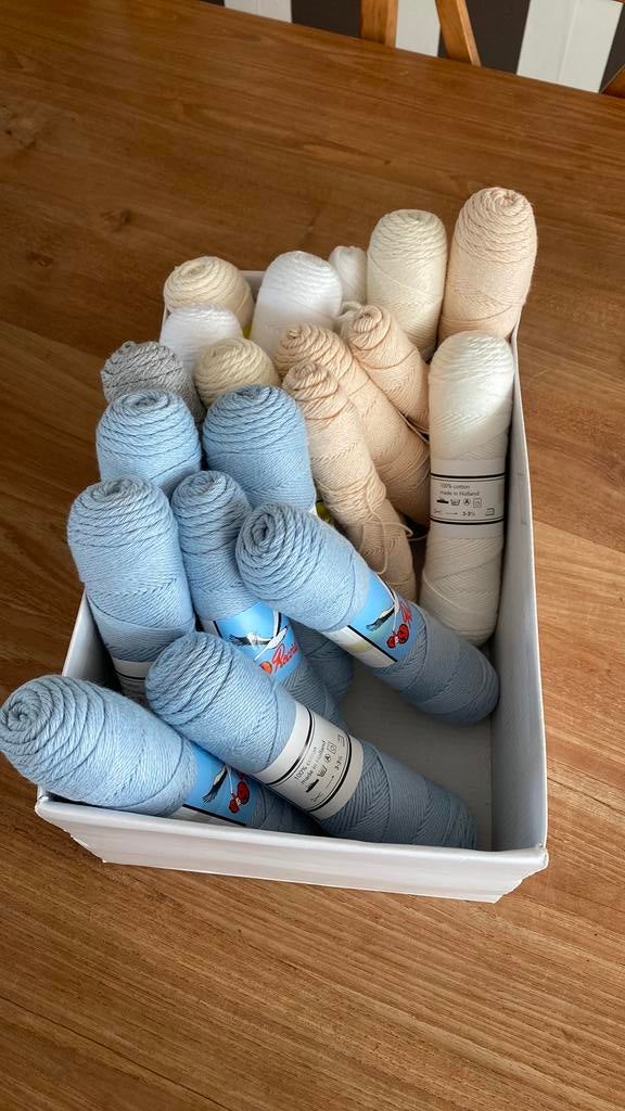 Doos vol met bolletjes katoen, Ophalen of Verzenden, Zo goed als nieuw, Breien of Haken, Wol of Garen