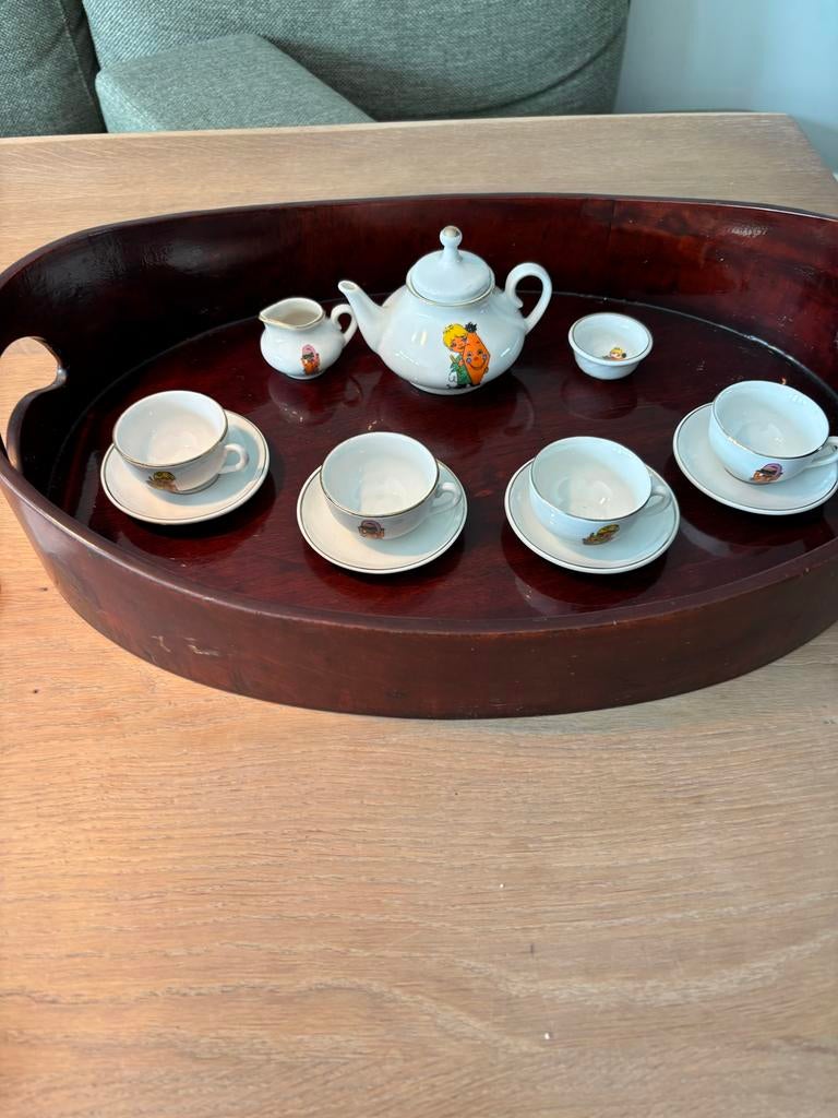 Vintage kinderservies op antiek dienblad, Ophalen