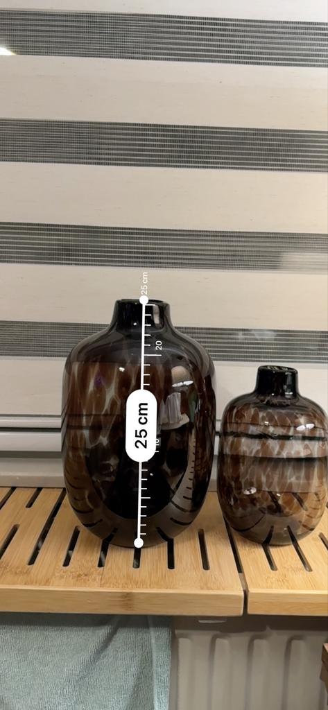 Twee vazen met bruin en wit patroon, Overige kleuren, Ophalen of Verzenden, Minder dan 50 cm, Glas