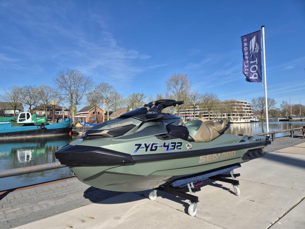 Sea-Doo GTX Limited 2023 (48 uur) + Jetloader big black led, Niet ingevuld, Niet ingevuld, Zo goed als nieuw, Benzine