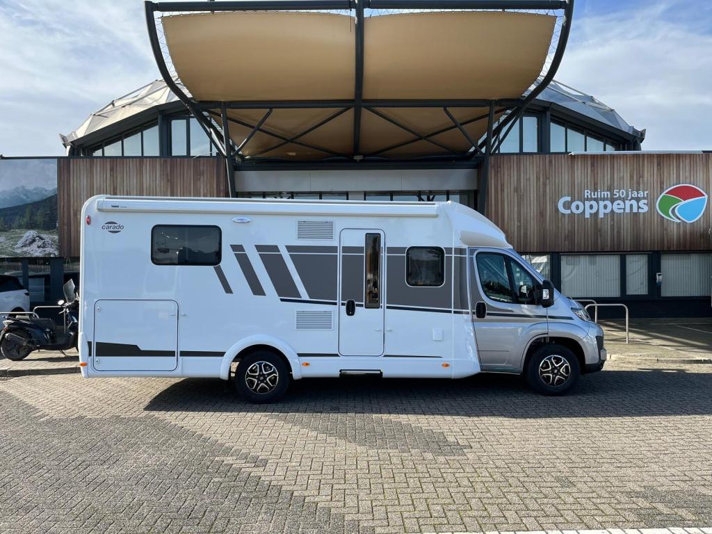 Carado T 459 PRO+ 2025 140 PK AUTOMAAT + 2500 Euro korting!, Caravans en Kamperen, Campers, Automaat, Standaard zit, Koelkast