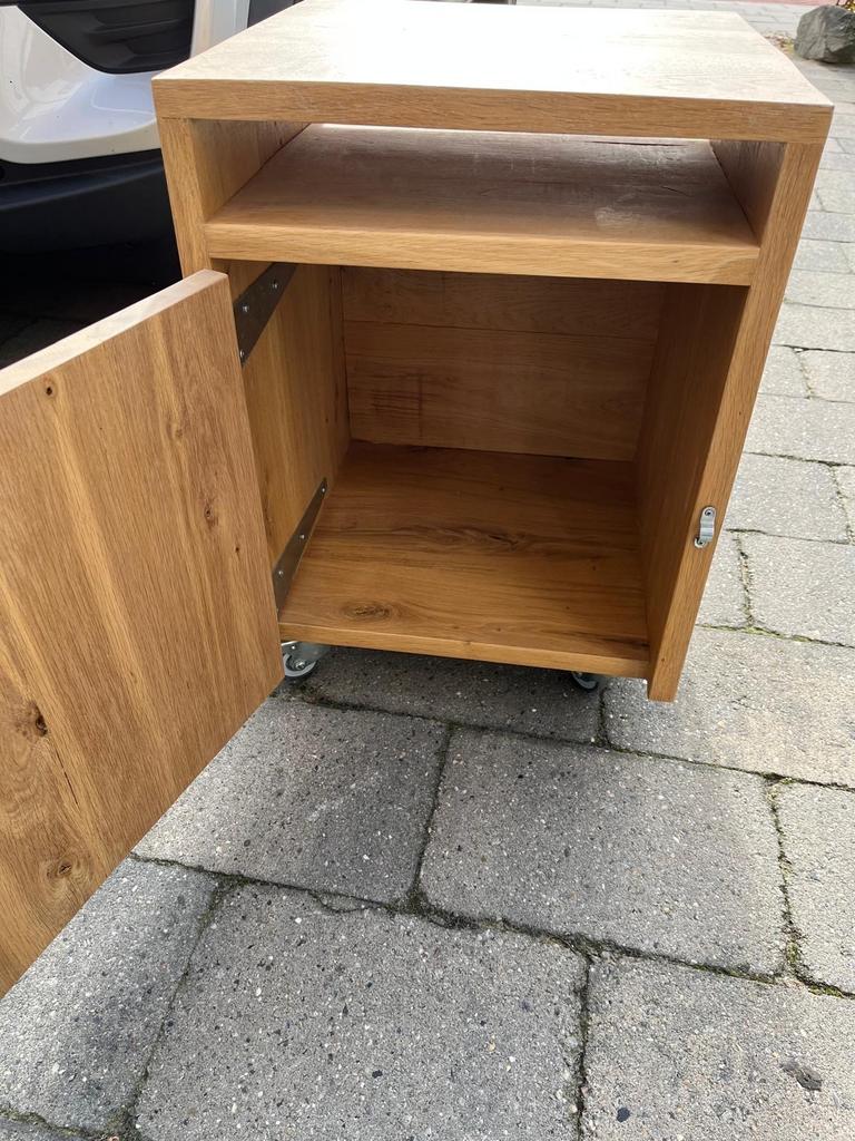 Massief eikenhouten nachtkastje met sluiting, Huis en Inrichting, Slaapkamer | Nachtkastjes, Gebruikt, 55 tot 70 cm, Minder dan 45 cm