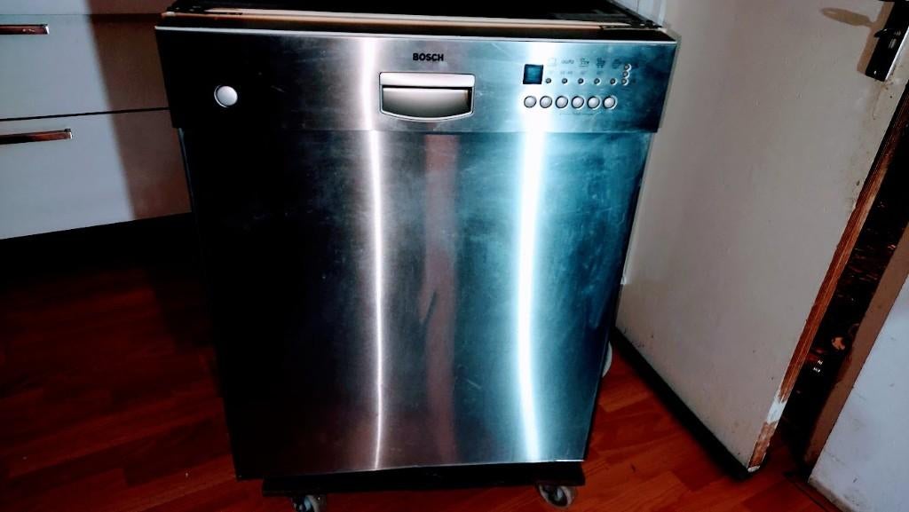 Te koop een goede Bosch vaatwasser, Ophalen, Gebruikt, Tussenbouw, Energieklasse A of zuiniger