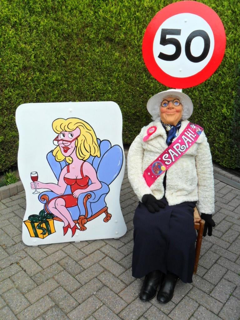 50 jarige Sarah in wit jasje + 50 bord + feestbord naar keus, Hobby en Vrije tijd, Feestartikelen | Verhuur, Ophalen, Nieuw, Abraham of Sarah