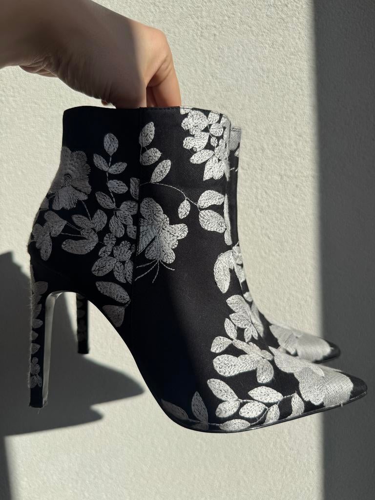 Zara zwarte geborduurde enkel laarzen, Kleding | Dames, Schoenen, Zo goed als nieuw, Lage of Enkellaarzen, Zwart, Ophalen of Verzenden