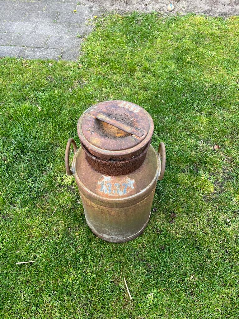 Oude melkbus met nummer, Ophalen