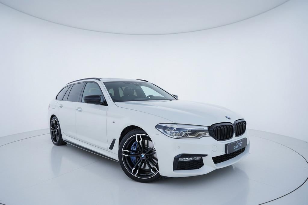 BMW 5-serie Touring 540i xDrive High Executive M SPORT PANO, Auto's, BMW, Gebruikt, Euro 6, Lichtsensor, 2000 kg