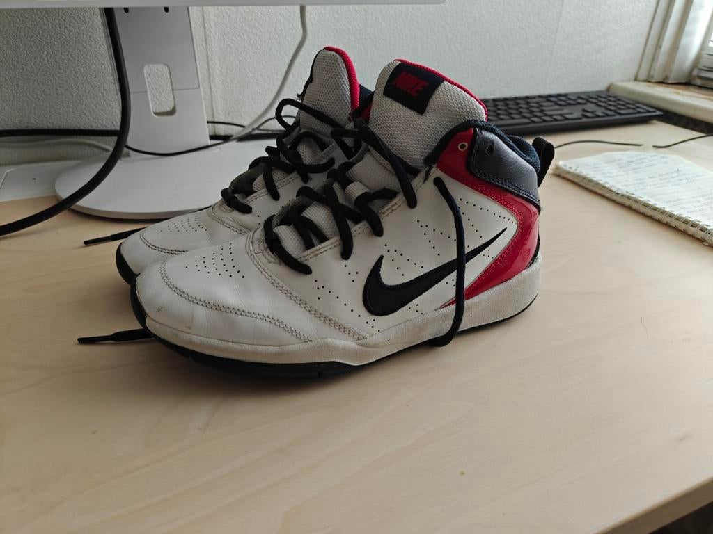 Nike Team Hustle basketbalschoenen - Maat 37,5, Sport en Fitness, Basketbal, Ophalen of Verzenden, Zo goed als nieuw