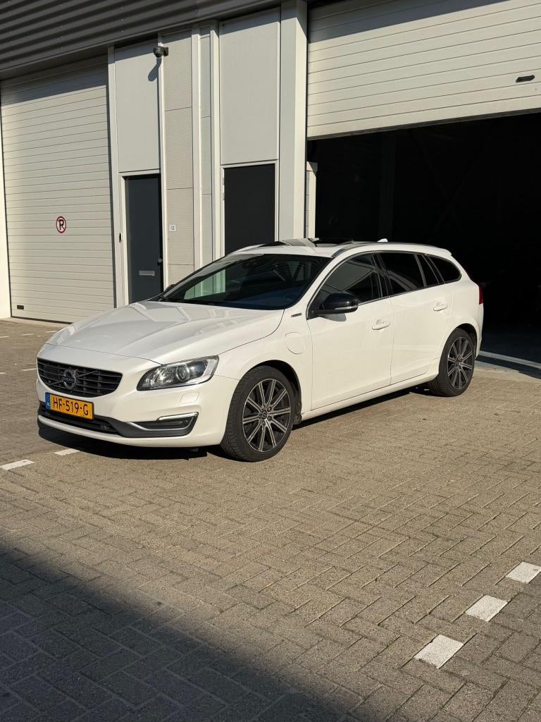 Volvo V60 D6 Twin Engine 288pk AWD Plug In Hybrid R-Design, Automaat, Lichtsensor, 1800 kg, Wit