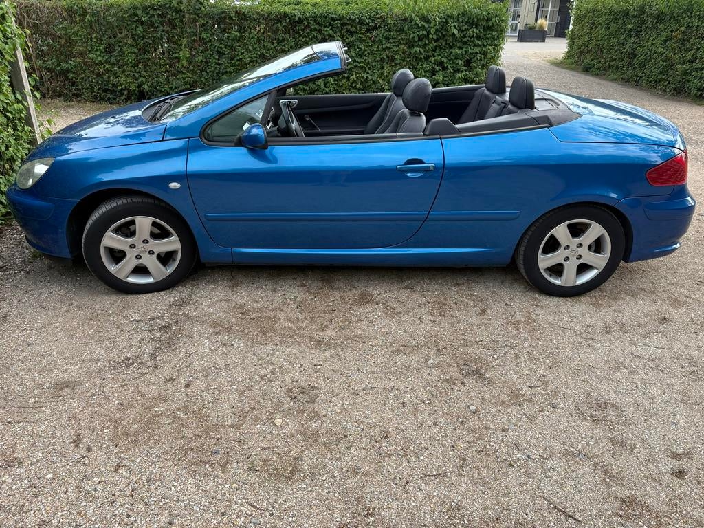 Peugeot 307 CC 2.0 | Leer | APK tot okt ’26 | Trekhaak, Auto's, Voorwielaandrijving, 136 pk, Zwart, 4 cilinders