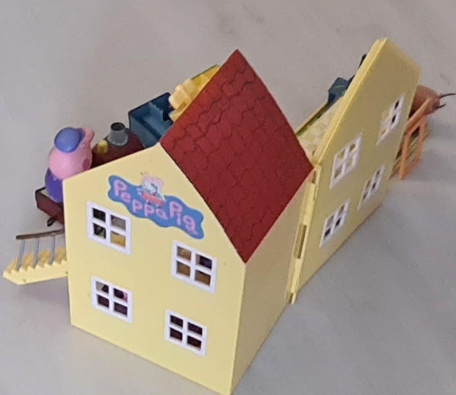 Peppa Pig Speelhuis met Trein en Figuren, Ophalen of Verzenden, Zo goed als nieuw, Jongen of Meisje