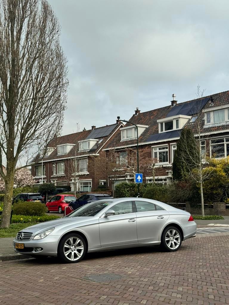 Mercedes-Benz CLS 5.5 Cls500 AUT 2007 Grijs, Auto's, Automaat, Achterwielaandrijving, Xenon verlichting, 4 stoelen