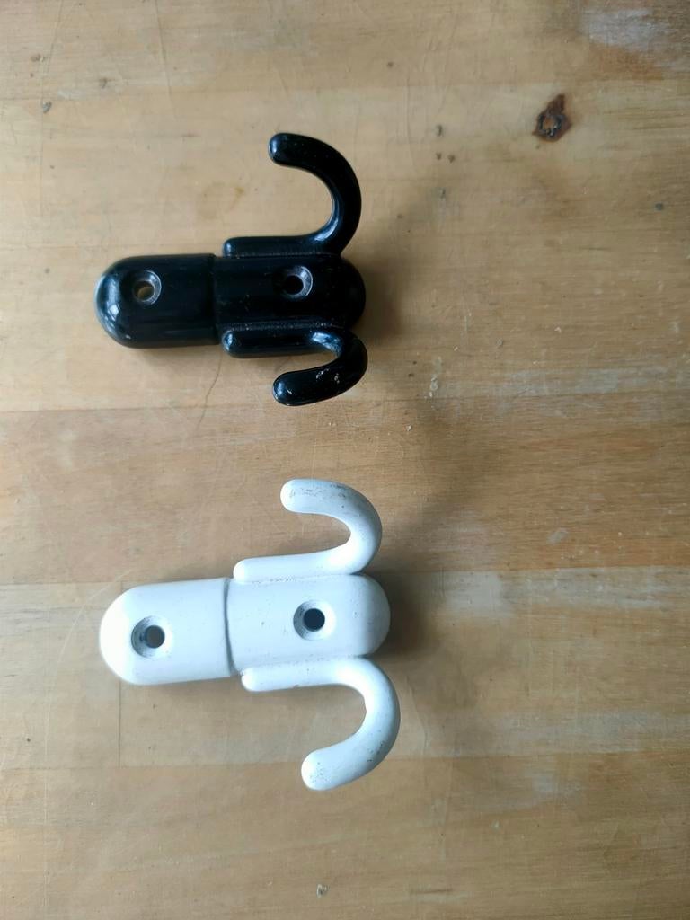 Dubbele metalen wandhaak - Zwart/Wit - 5x6x2,5cm, Gebruikt, Wandhaken, Ophalen of Verzenden, Minder dan 100 cm