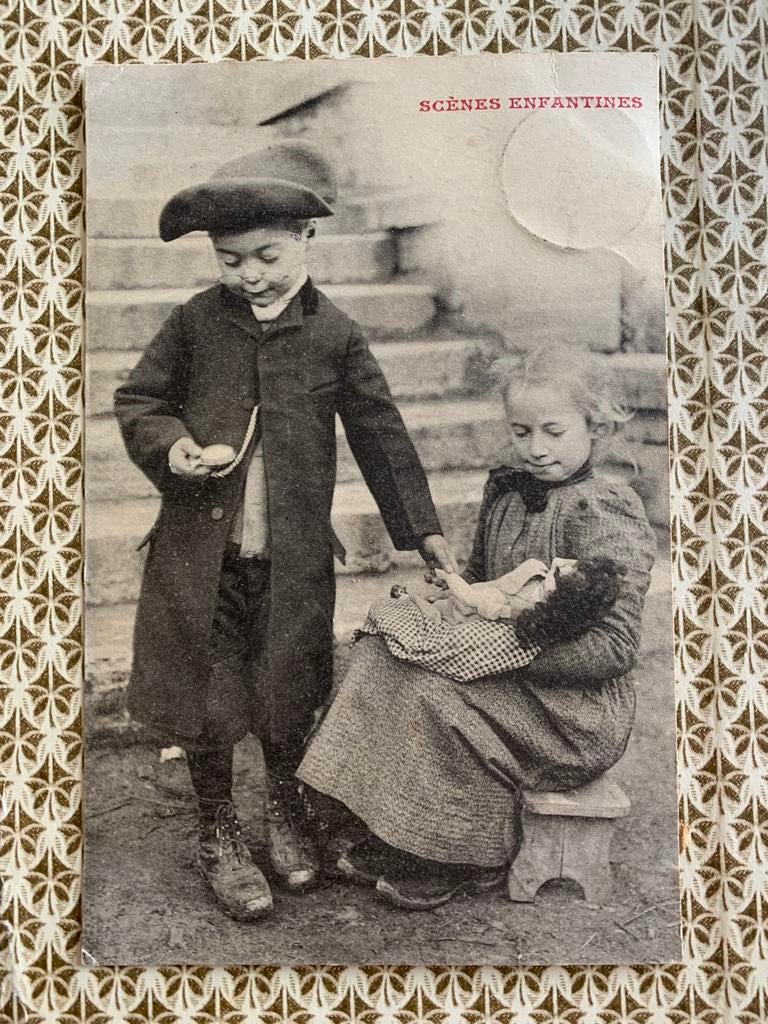 13-10-1904 Scènes Enfantines - bij de poppendokter (NN), Ophalen of Verzenden, Voor 1920, Gelopen, Kinderen