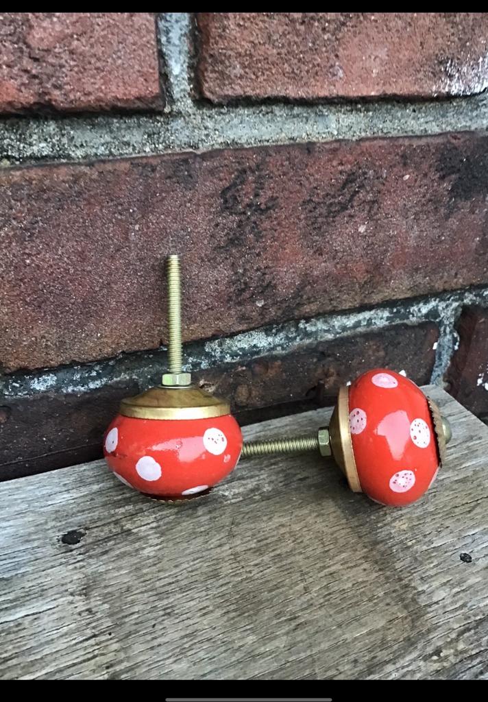 Rood met witte stippen knopjes voor kast of lade. Keramiek., Ophalen of Verzenden, Zo goed als nieuw