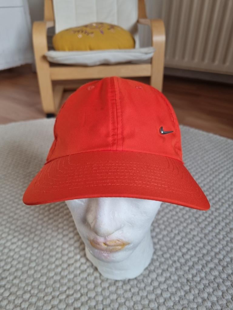 Nike pet oranje - Zo goed als nieuw koningsdag, Nike, Inc., Info@nike.com, Nike, One Bowerman Drive, Beaverton, Oregon 97005, USA
