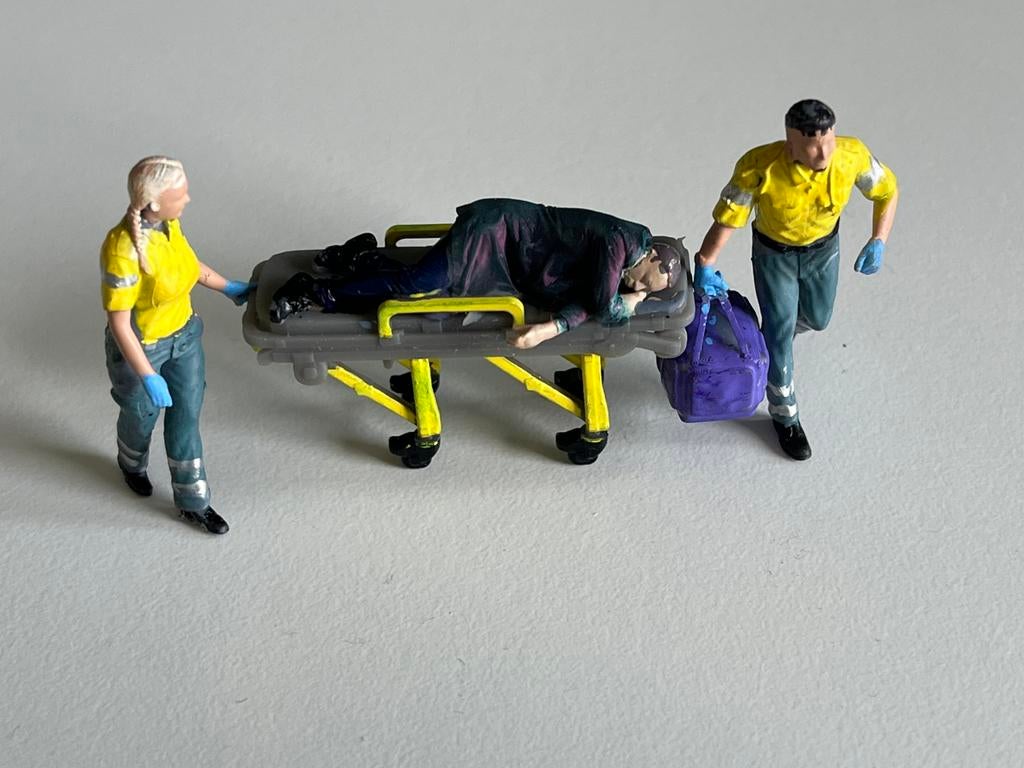 Ambulance bemanning met slachtoffer op brancard, Ophalen of Verzenden, Zo goed als nieuw, Auto, Overige merken