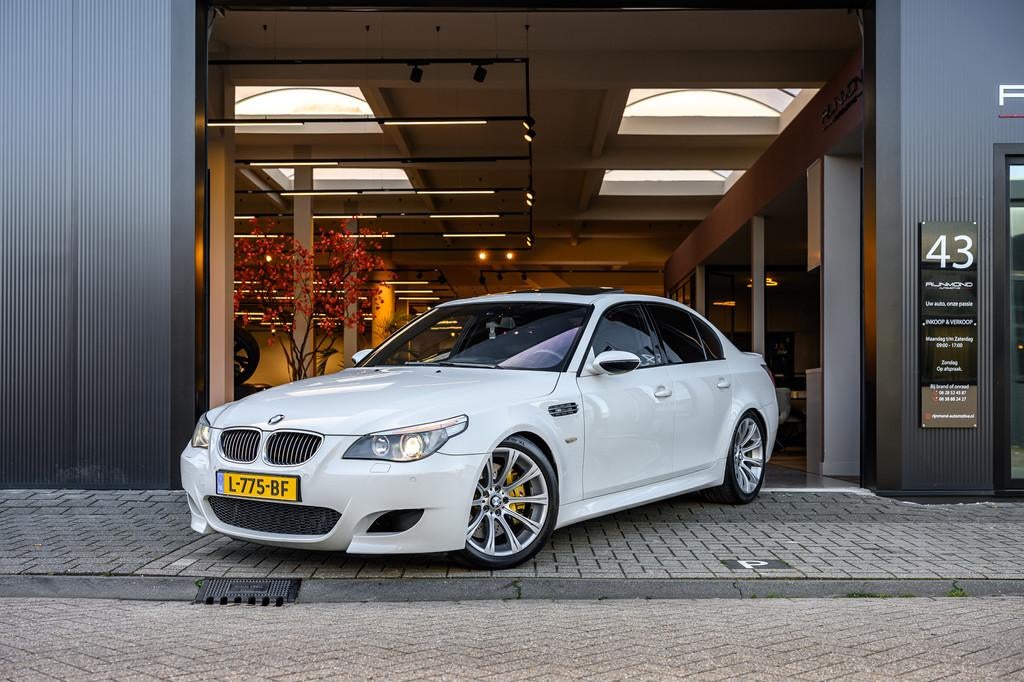 BMW 5-serie M5 in Alpine White|1e Lak |kettingspannerupgrade, Automaat, Achterwielaandrijving, Gebruikt, Zwart