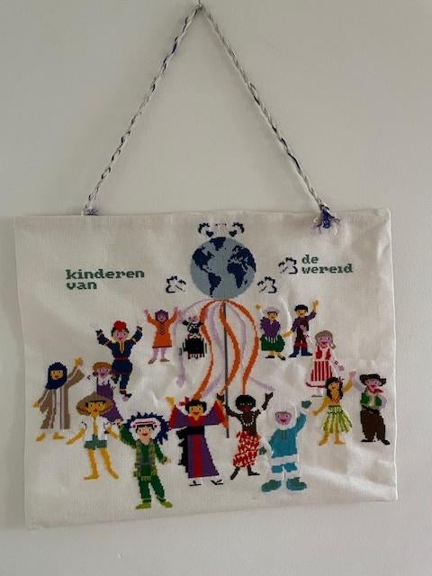 Geborduurd wandkleed kinderkamer. Kinderen van de wereld., Ophalen, Zo goed als nieuw, Wanddecoratie