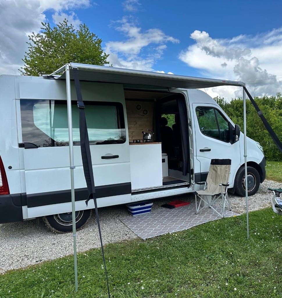 Renault Master zelfbouwcamper (2013) – Off-grid en reisklaar, Caravans en Kamperen, Campers, Automaat, Buscamper of Camperbus