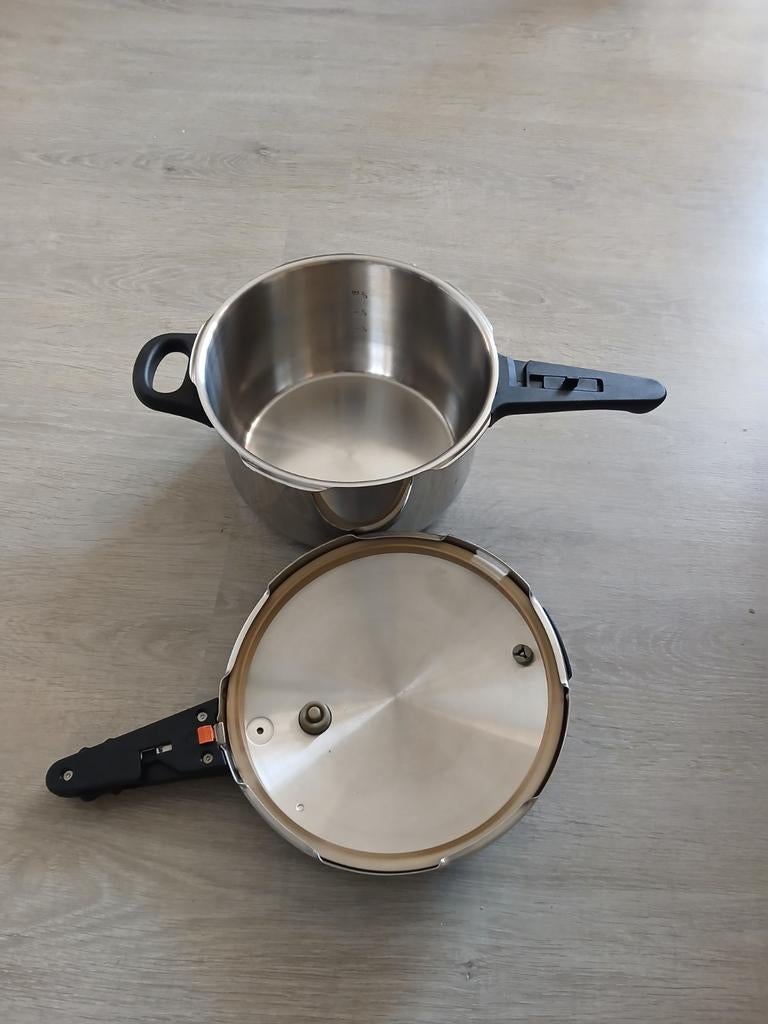 WMF PERFECT SNELKOOKPAN, Huis en Inrichting, Keuken | Potten en Pannen, Ophalen of Verzenden, Zo goed als nieuw