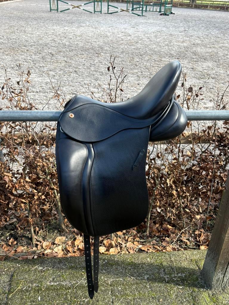 Vivary dressuurzadel 17” weinig gebruikt, Dieren en Toebehoren, Paarden en Pony's | Zadels, Ophalen, Gebruikt, Dressuur