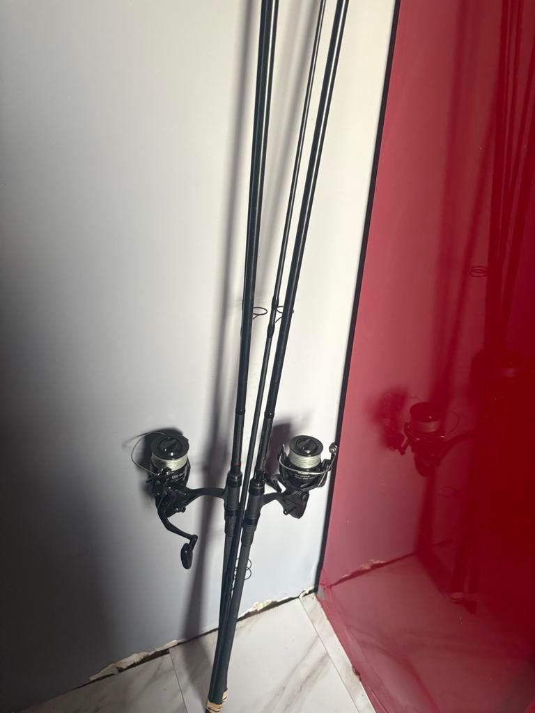 2x Hengels met molens - Nieuwstaat, 2m/4m lengte, Ophalen of Verzenden, Zo goed als nieuw, Complete hengel