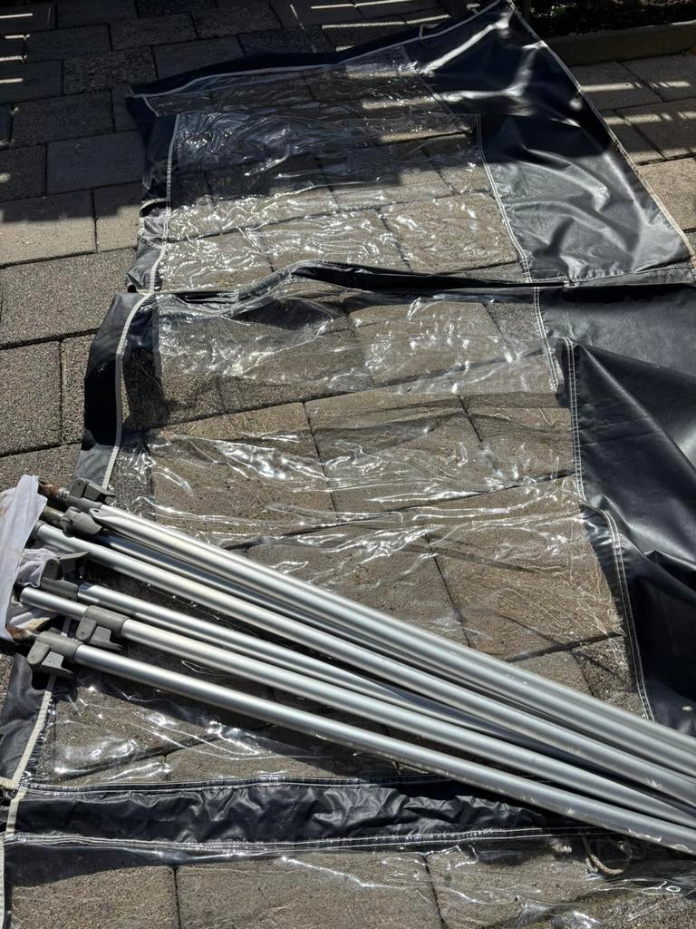 Windscherm zwart met ramen, Caravans en Kamperen, Ophalen, Zo goed als nieuw