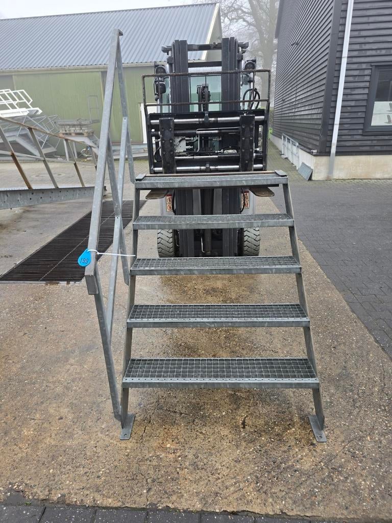 Stalen trap gegalv. Hoog 1,15 mtr. Nob199, Doe-het-zelf en Verbouw, Ladders en Trappen, Ophalen, Zo goed als nieuw, 2 tot 4 meter